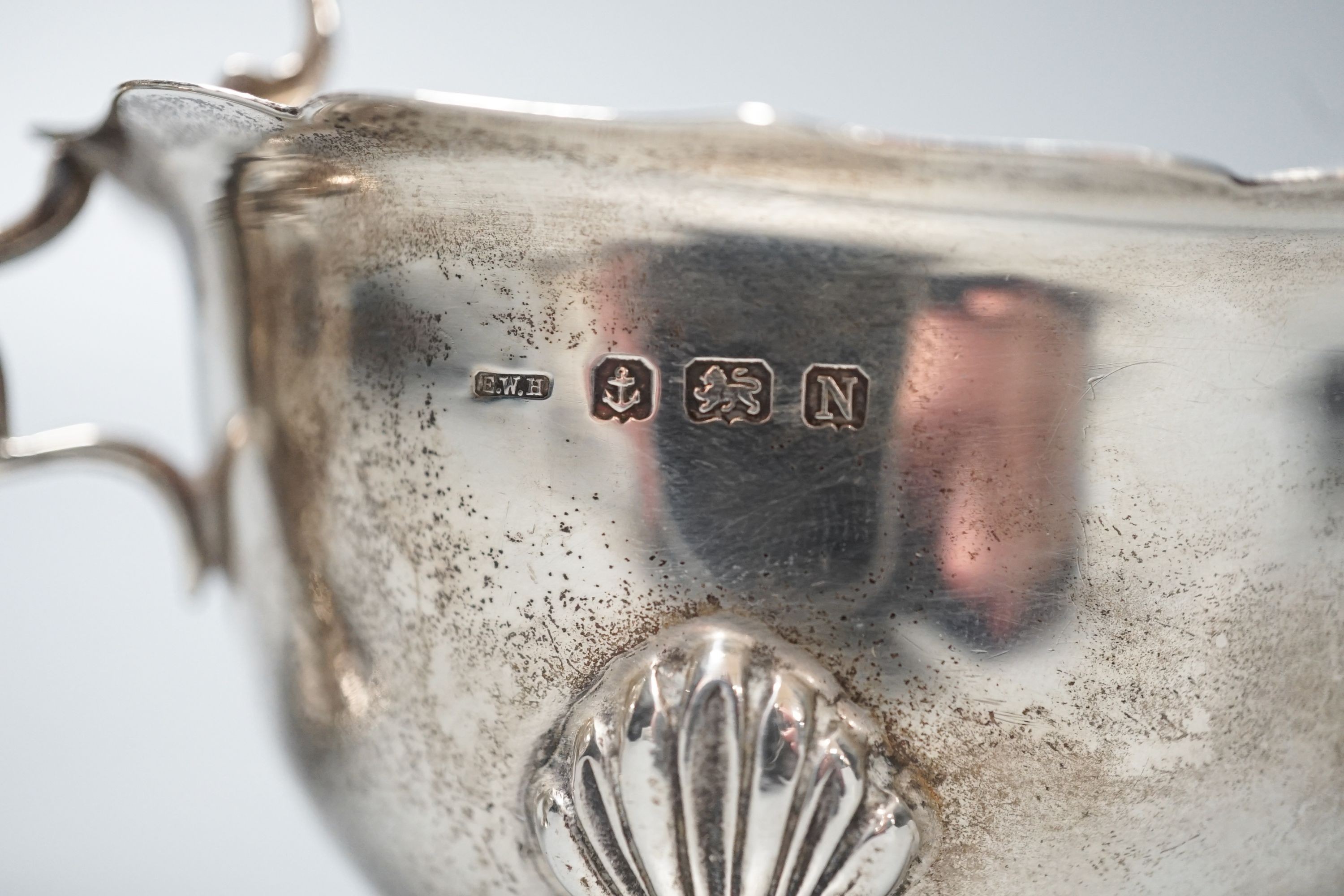 An Edwardian silver cream jug, Chester, 1904 and a late silver sauce boat, 9.5oz.